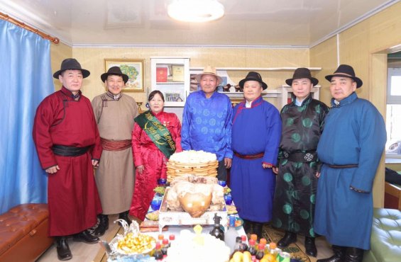 Улсын аварга тариаланч, малчны шагналыг гардууллаа