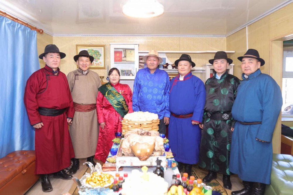 Улсын аварга тариаланч, малчны шагналыг гардууллаа